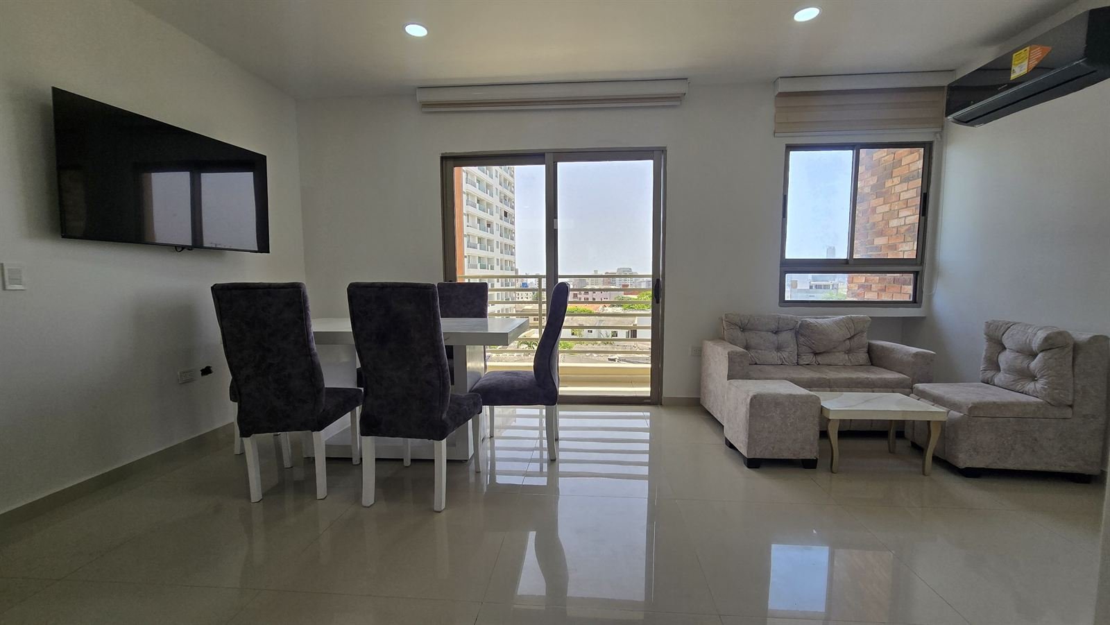 Sala comedor del apartamento 1 con ventanal
