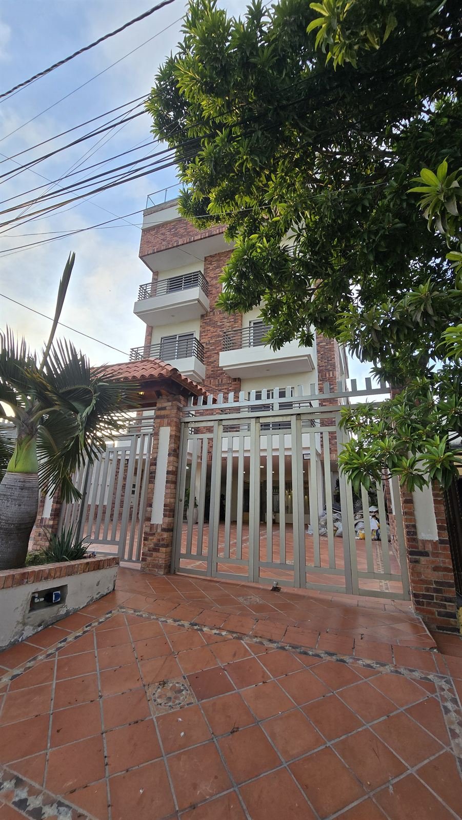 Fachada de ladrillo del Edificio Los Alpes