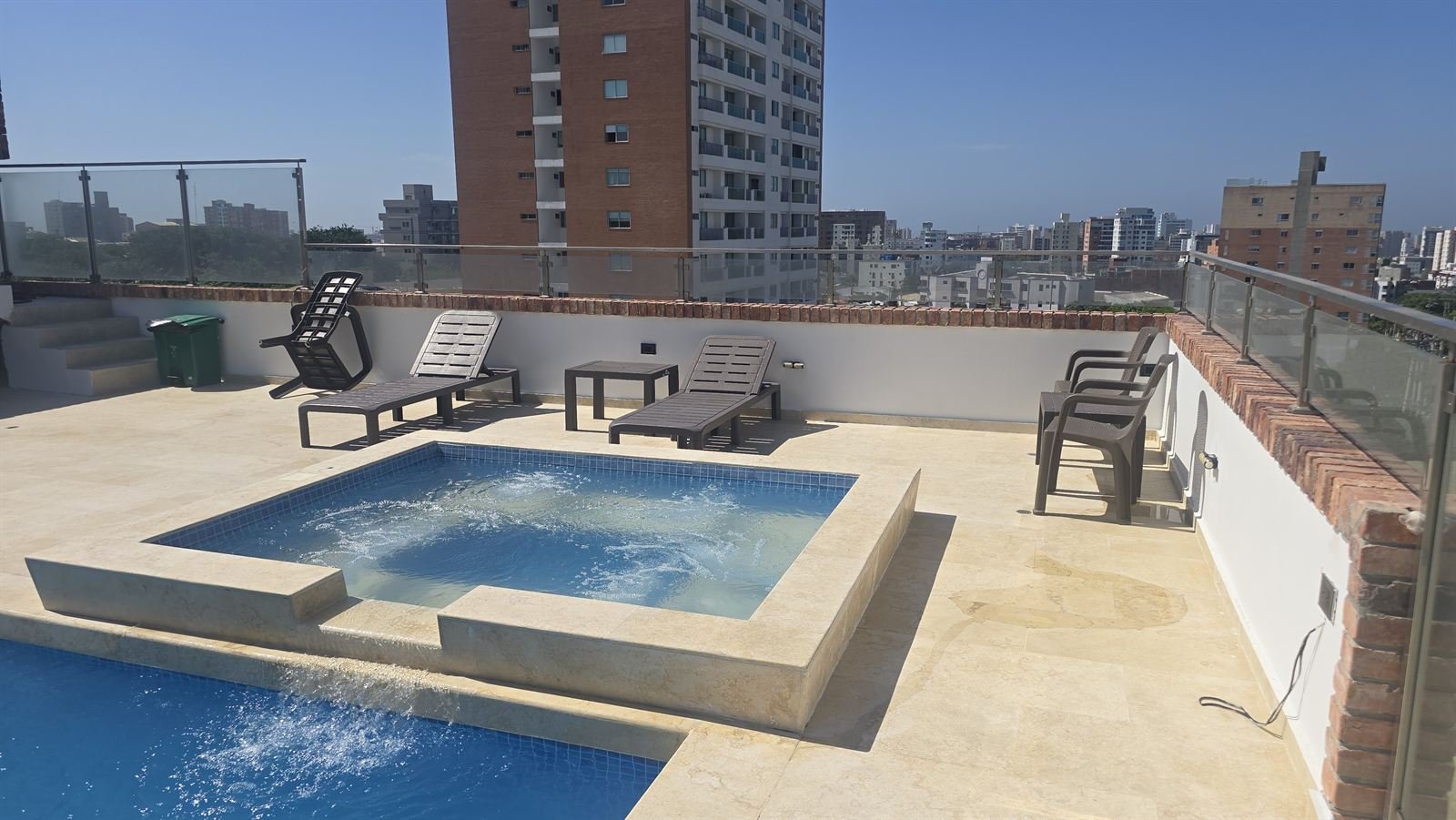 Jacuzzi en la azotea con vista a los edificios de Barranquilla
